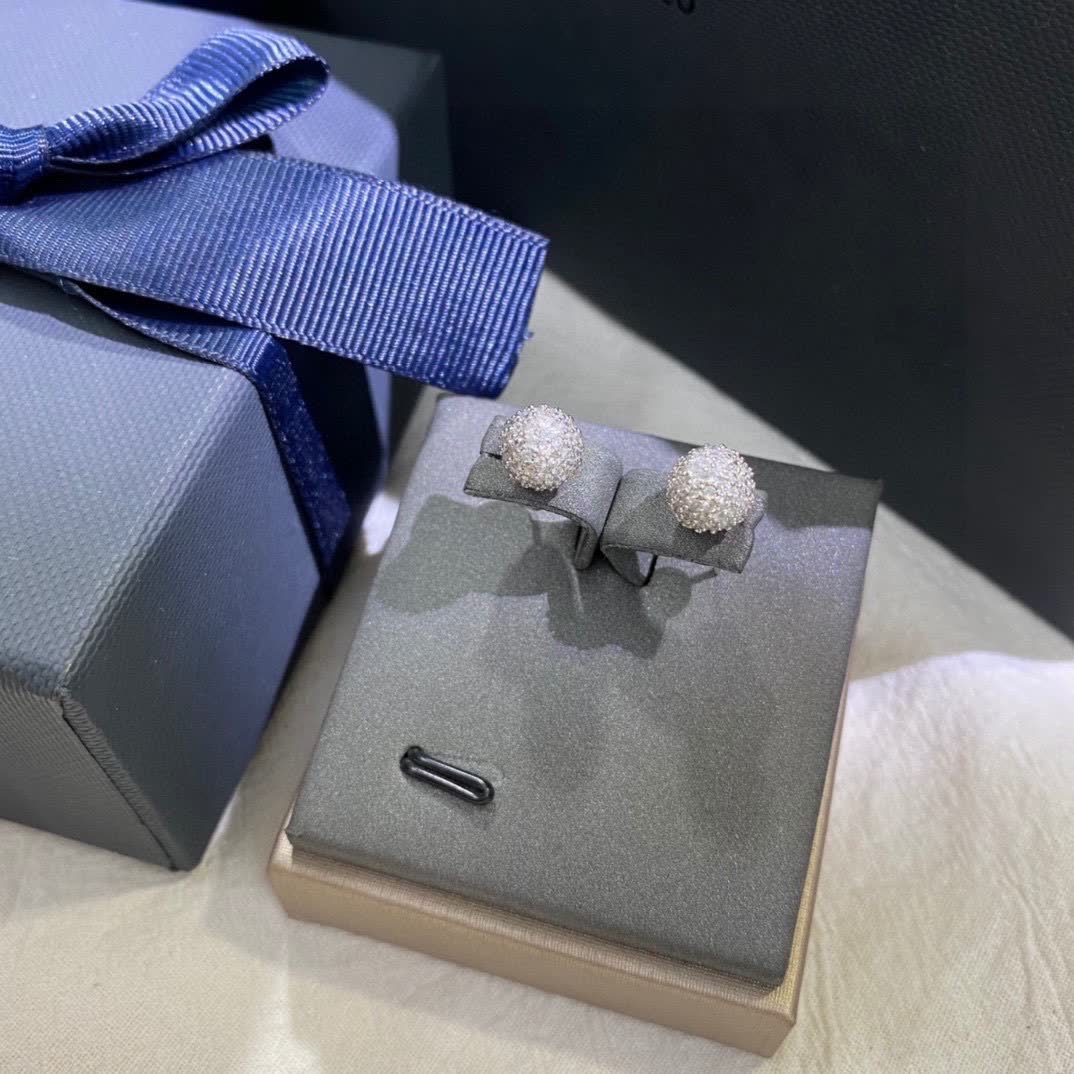 APM Monaco Elegant Diamond Stud Earrings